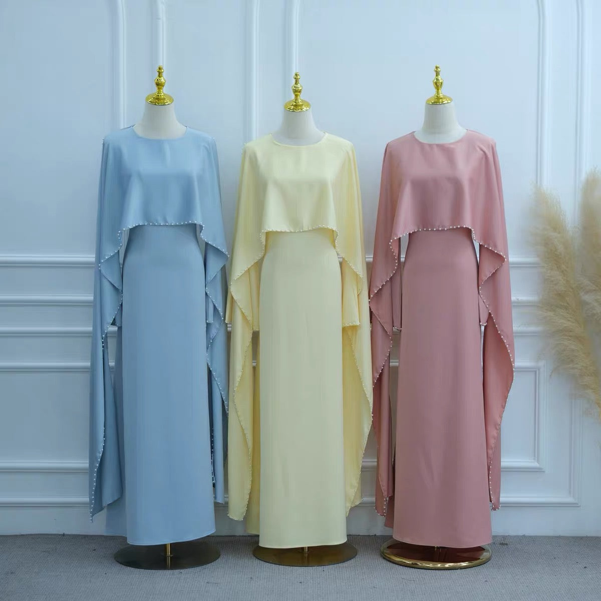 Abaya mit Perlenbesatz