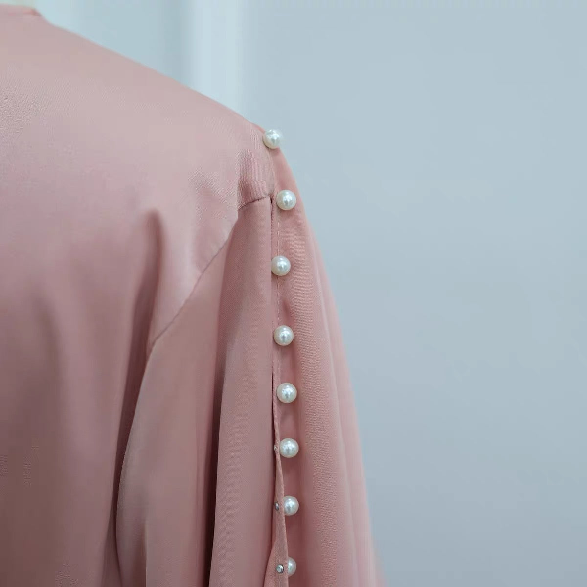 Abaya mit Perlenbesatz