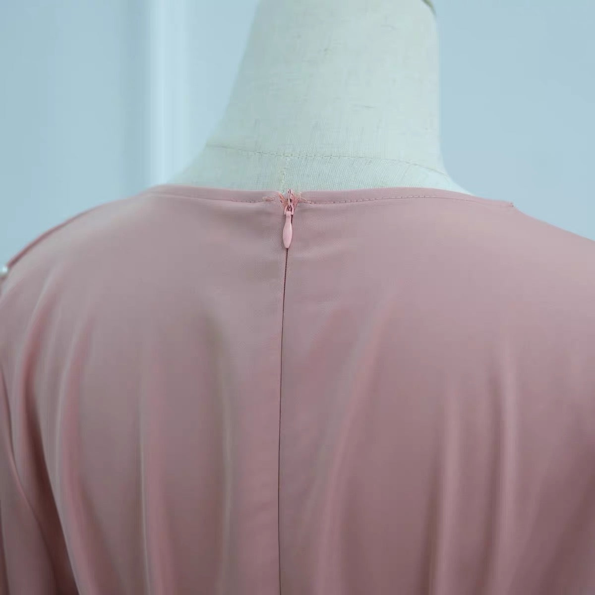 Abaya mit Perlenbesatz